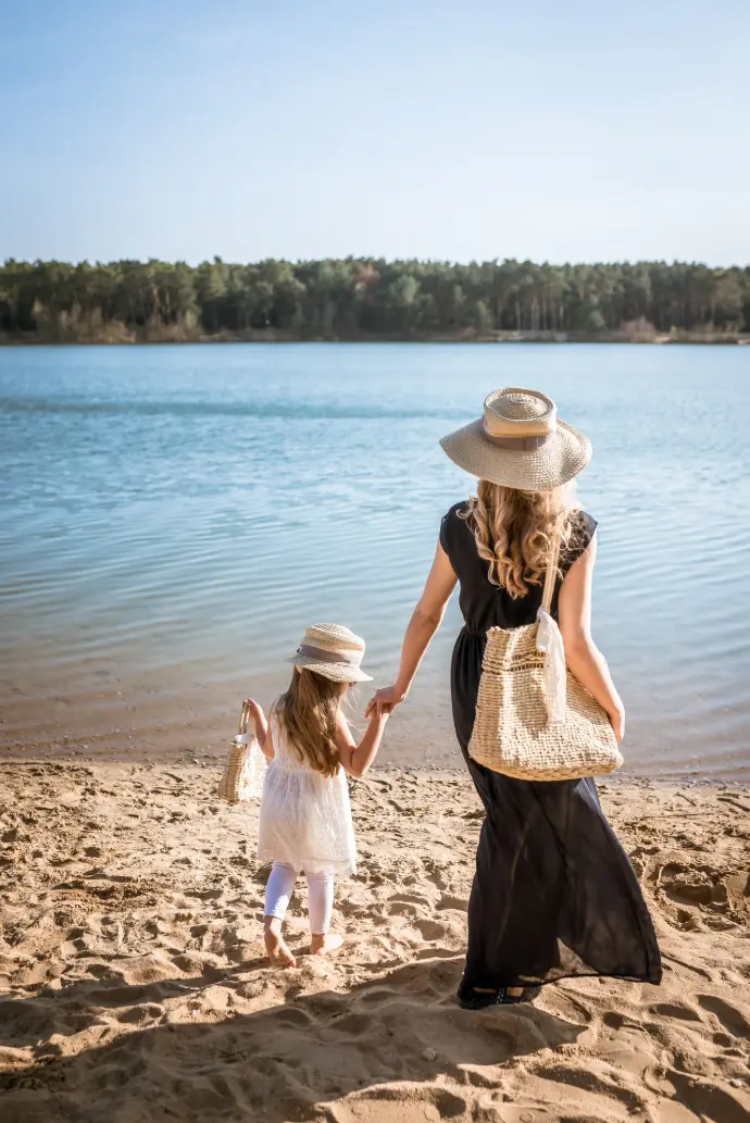 maminka s dcerkou u vody